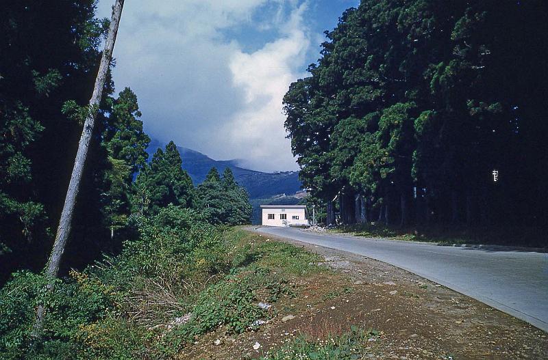 1953 Japan 189 Road to Hakone.jpg